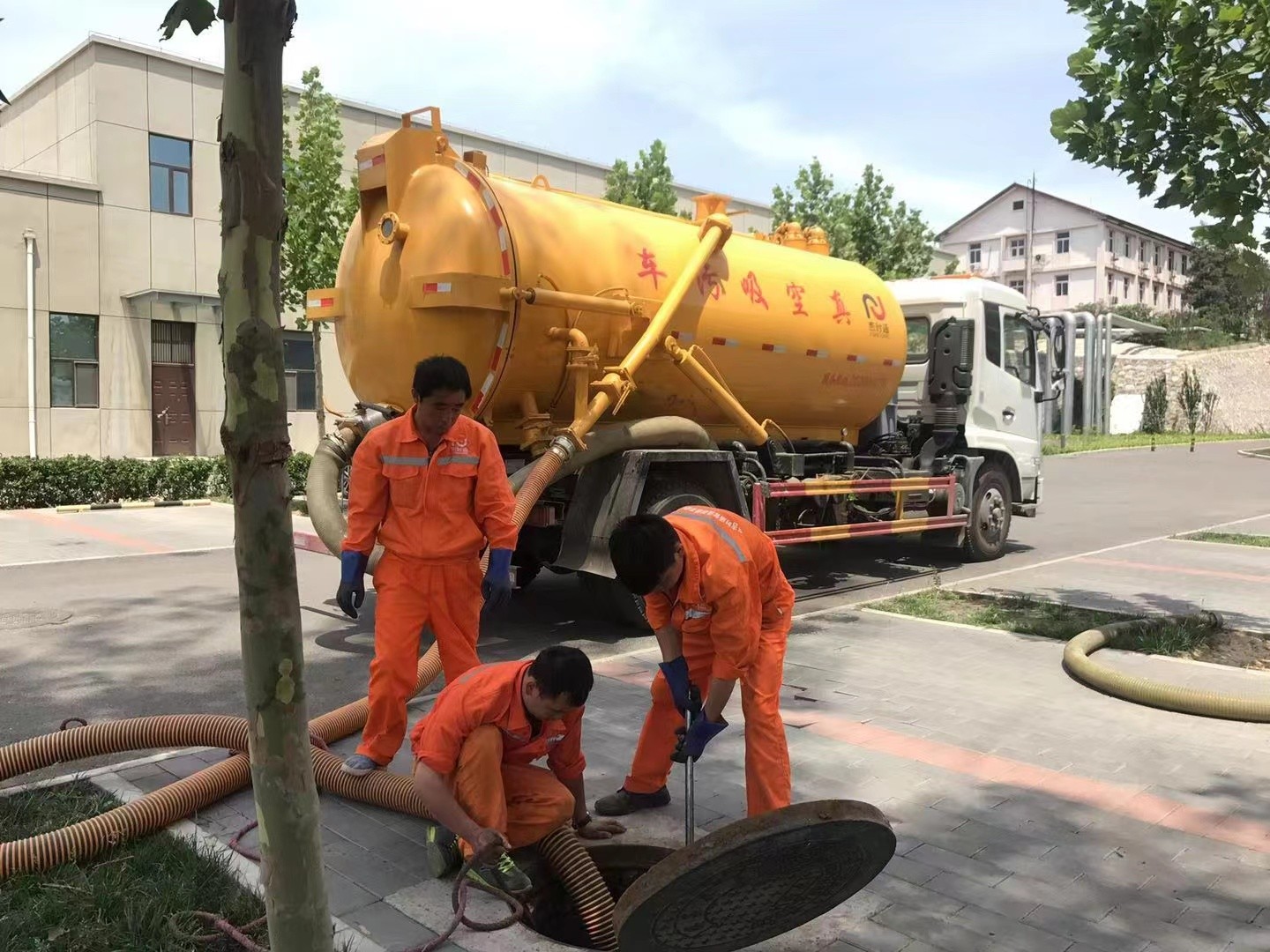 温岭管道疏通车停在窨井附近