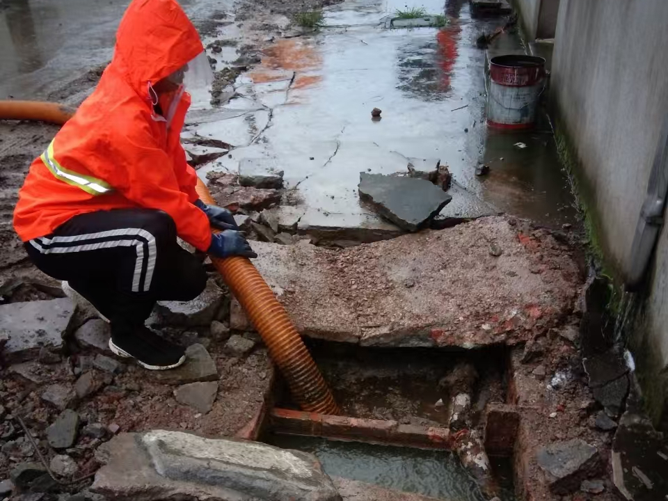 温岭专业清理污水池 炜誉市政以规范流程守护城市 “肠道”