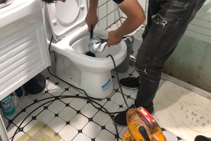 温岭马桶堵塞自己疏通还是找师傅？专业上门服务让你省时更省心