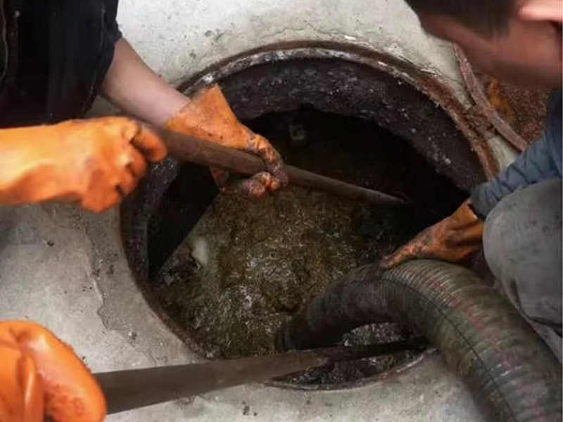 温岭清理化粪池时如何避免沼气的危害？